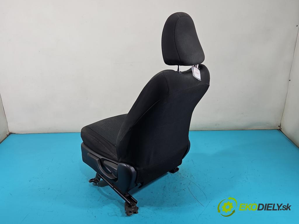 Toyota Yaris III 2011-2020 1.3 vvti 99 HP manual 73 kW 1329 cm3 5- Sedačka ľavý  (Sedadlo)