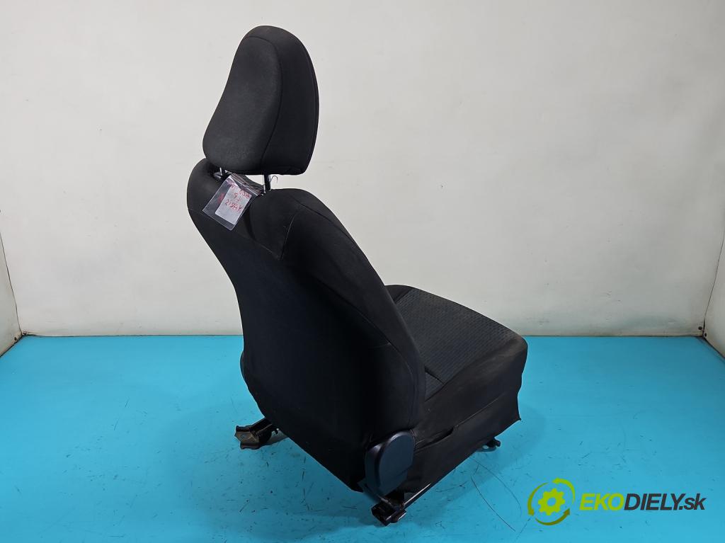 Toyota Yaris III 2011-2020 1.3 vvti 99 HP manual 73 kW 1329 cm3 5- Sedačka ľavý  (Sedadlo)