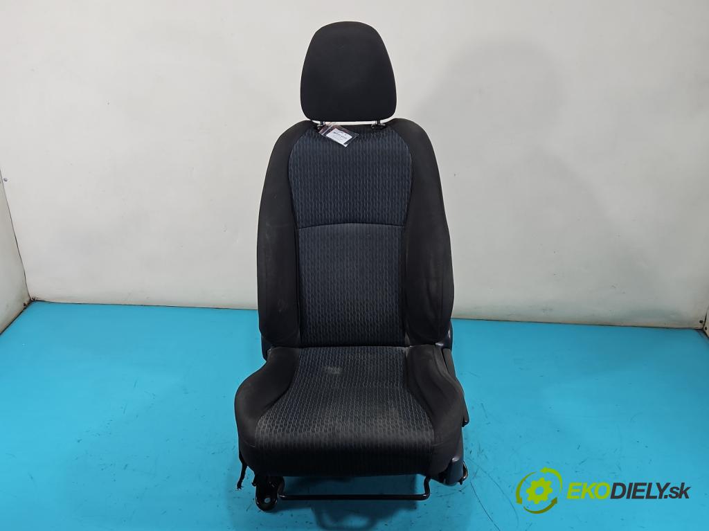 Toyota Yaris III 2011-2020 1.3 vvti 99 HP manual 73 kW 1329 cm3 5- Sedačka ľavý  (Sedadlo)