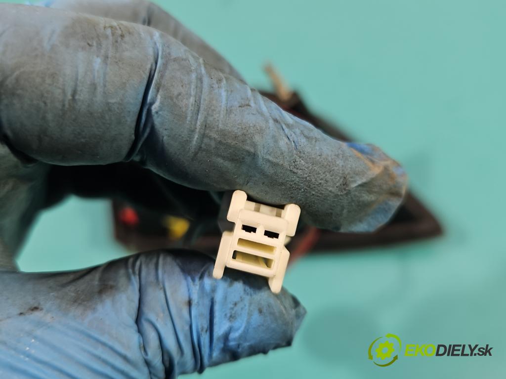 Infiniti FX I 2003-2008 3.5 V6 280KM automatic 206 kW 3498 cm3 5- světlo zadní pravé  (Klika dveří ostatní)