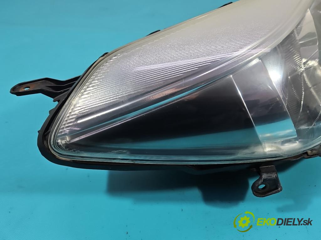 Toyota Yaris III 2011-2020 1.3 vvti 99 HP manual 73 kW 1329 cm3 5- Reflektor: pravý  (Svetlo predné pravé)