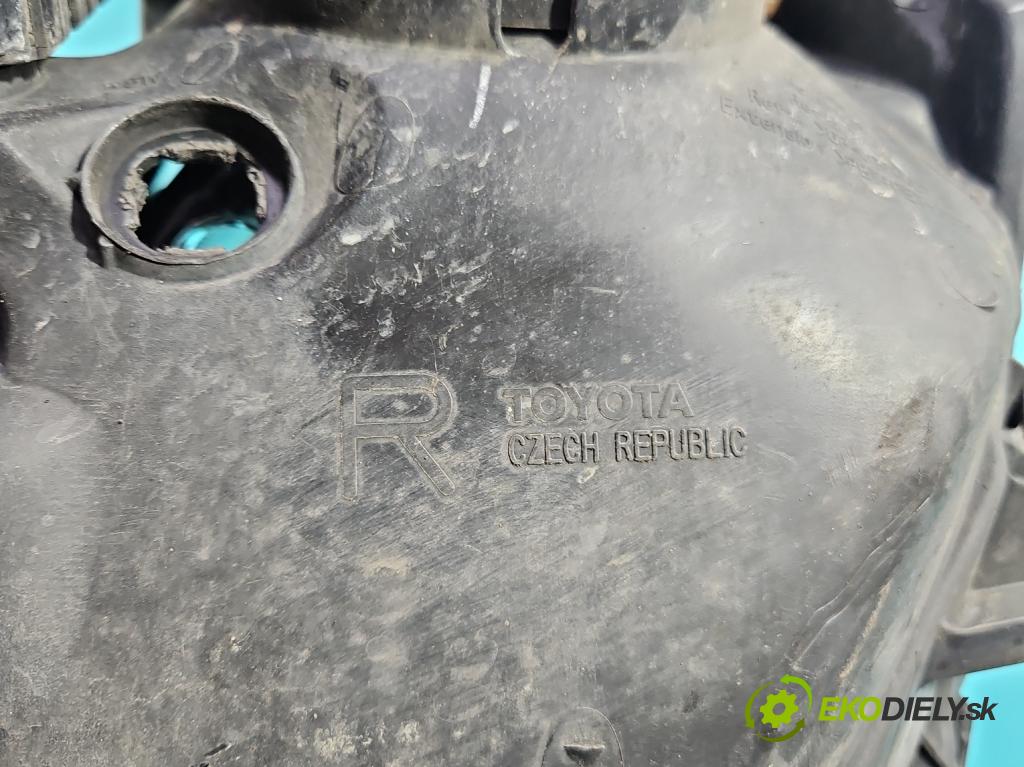 Toyota Yaris III 2011-2020 1.3 vvti 99 HP manual 73 kW 1329 cm3 5- Reflektor: pravý  (Svetlo predné pravé)