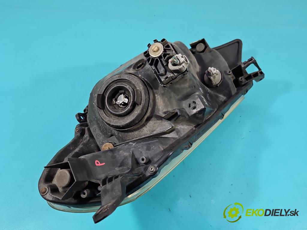 Toyota Yaris III 2011-2020 1.3 vvti 99 HP manual 73 kW 1329 cm3 5- Reflektor: pravý  (Svetlo predné pravé)