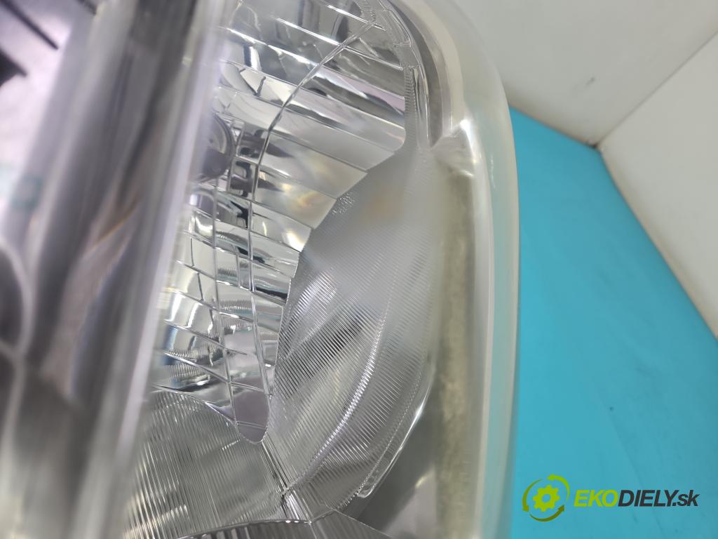 Toyota Yaris III 2011-2020 1.3 vvti 99 HP manual 73 kW 1329 cm3 5- Reflektor: pravý  (Svetlo predné pravé)