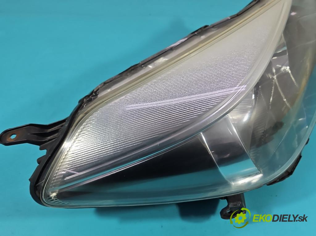 Toyota Yaris III 2011-2020 1.3 vvti 99 HP manual 73 kW 1329 cm3 5- Reflektor: pravý  (Svetlo predné pravé)