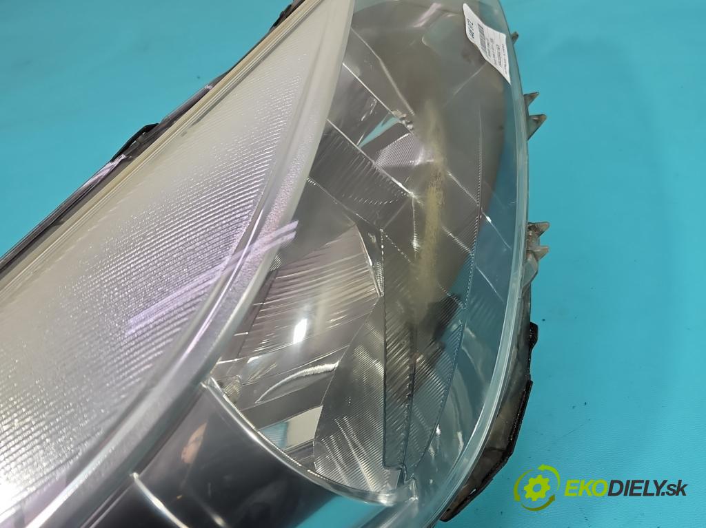 Toyota Yaris III 2011-2020 1.3 vvti 99 HP manual 73 kW 1329 cm3 5- Reflektor: pravý  (Svetlo predné pravé)