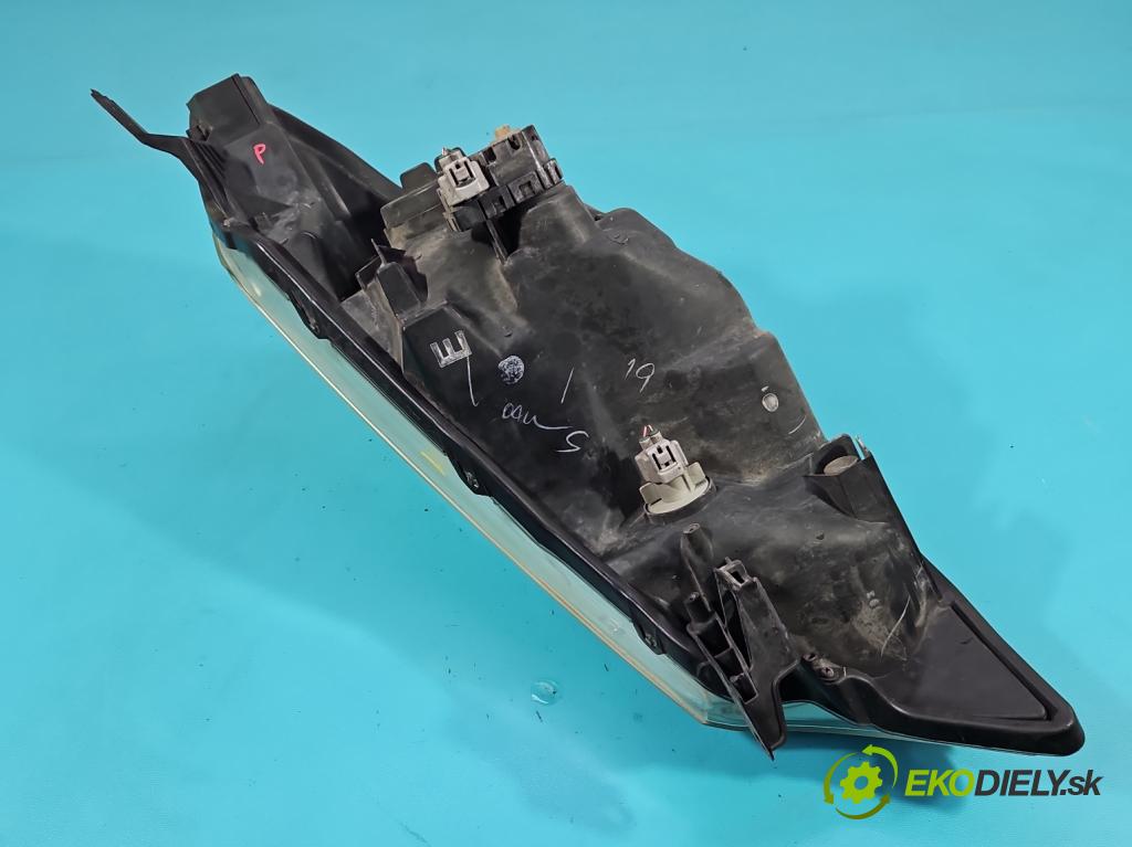 Toyota Yaris III 2011-2020 1.3 vvti 99 HP manual 73 kW 1329 cm3 5- Reflektor: pravý  (Svetlo predné pravé)