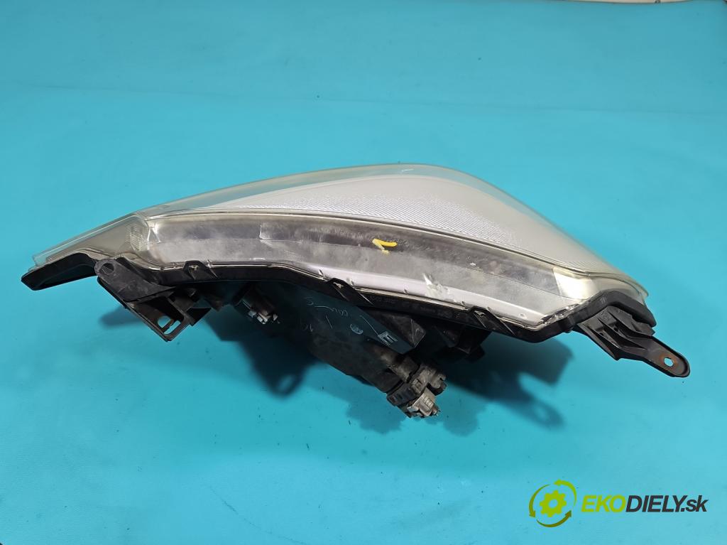Toyota Yaris III 2011-2020 1.3 vvti 99 HP manual 73 kW 1329 cm3 5- Reflektor: pravý  (Svetlo predné pravé)