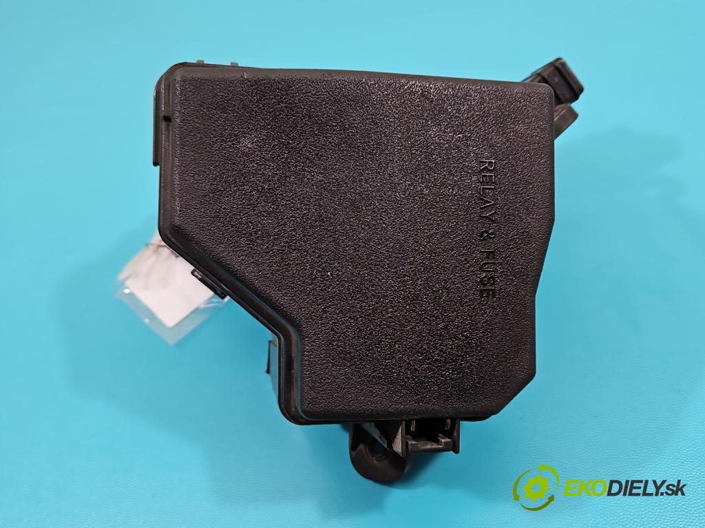 Toyota Yaris III 2011-2020 1.3 vvti 99 hp manual 73 kW 1329 cm3 5- skříňka pojistková 82662-0D120 (Pojistkové skříňky)