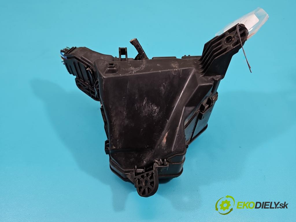 Toyota Yaris III 2011-2020 1.3 vvti 99 hp manual 73 kW 1329 cm3 5- skříňka pojistková 82662-0D120 (Pojistkové skříňky)