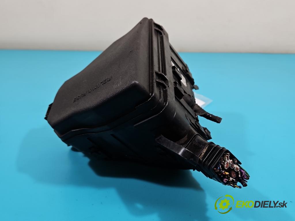 Toyota Yaris III 2011-2020 1.3 vvti 99 hp manual 73 kW 1329 cm3 5- skříňka pojistková 82662-0D120 (Pojistkové skříňky)