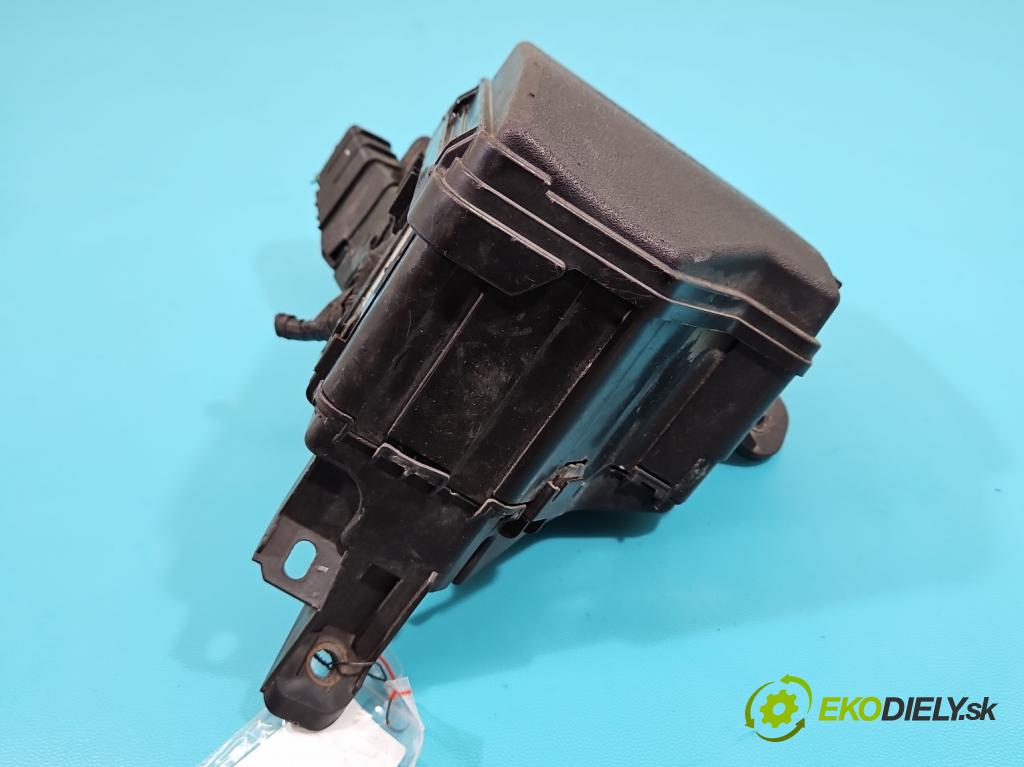 Toyota Yaris III 2011-2020 1.3 vvti 99 hp manual 73 kW 1329 cm3 5- skříňka pojistková 82662-0D120 (Pojistkové skříňky)