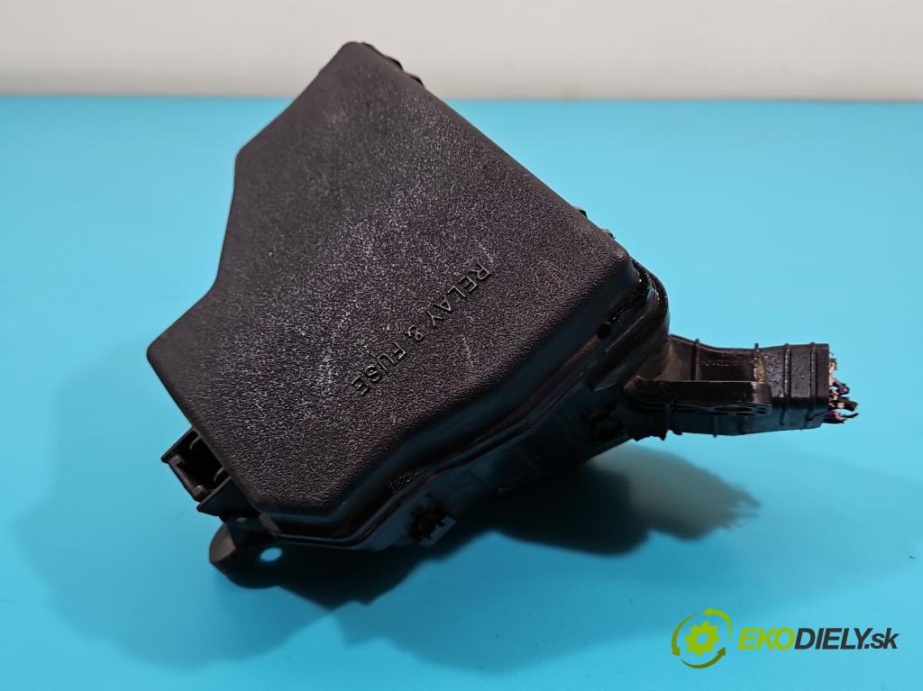 Toyota Yaris III 2011-2020 1.3 vvti 99 hp manual 73 kW 1329 cm3 5- skříňka pojistková 82662-0D120 (Pojistkové skříňky)