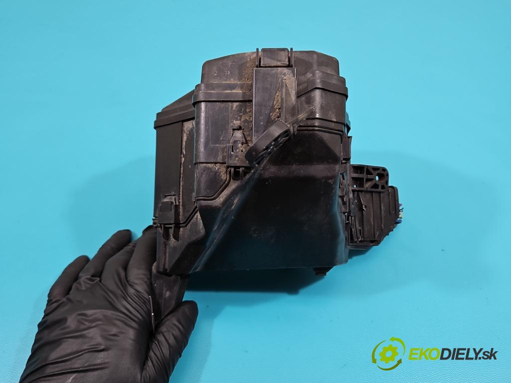 Toyota Yaris III 2011-2020 1.3 vvti 99 hp manual 73 kW 1329 cm3 5- skříňka pojistková 82662-0D120 (Pojistkové skříňky)