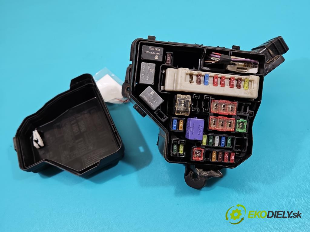 Toyota Yaris III 2011-2020 1.3 vvti 99 hp manual 73 kW 1329 cm3 5- skříňka pojistková 82662-0D120 (Pojistkové skříňky)