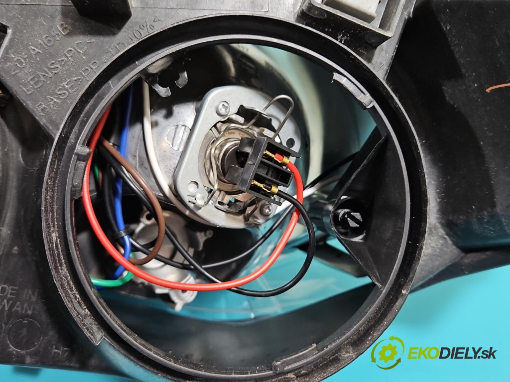 Peugeot 307 2.0 hdi 90 HP manual 66 kW 1997 cm3 5- Reflektor: pravý  (Svetlo predné pravé)