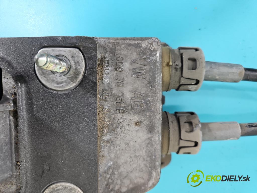 Skoda Fabia II 2007-2014 1.2 12V 69KM manual 51 kW 1198 cm3 5- Páka: Změny: stupeň,rýchlosť 6Q0711049CG (Rýchlostná páka (kulisa))