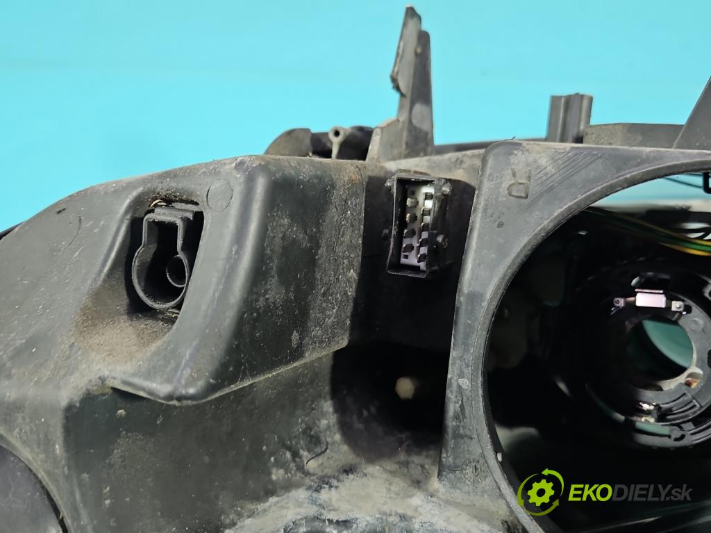 Peugeot 407 2.2 16V 158 HP manual 116 kW 2230 cm3 5- Reflektor: pravý 0301213272 (Svetlo predné pravé)