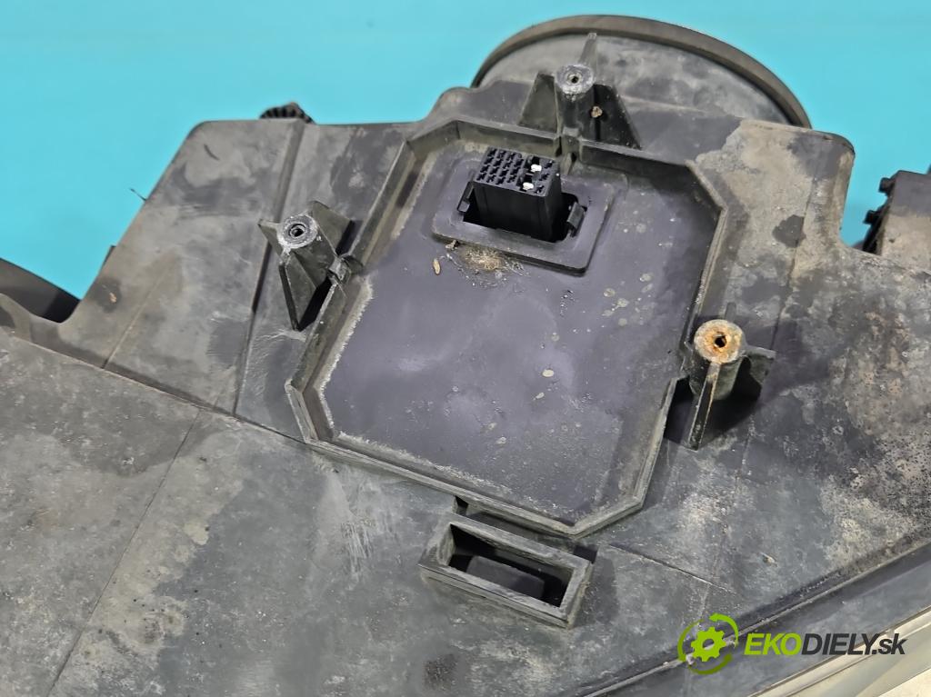 Peugeot 407 2.2 16V 158 HP manual 116 kW 2230 cm3 5- Reflektor: pravý 0301213272 (Svetlo predné pravé)