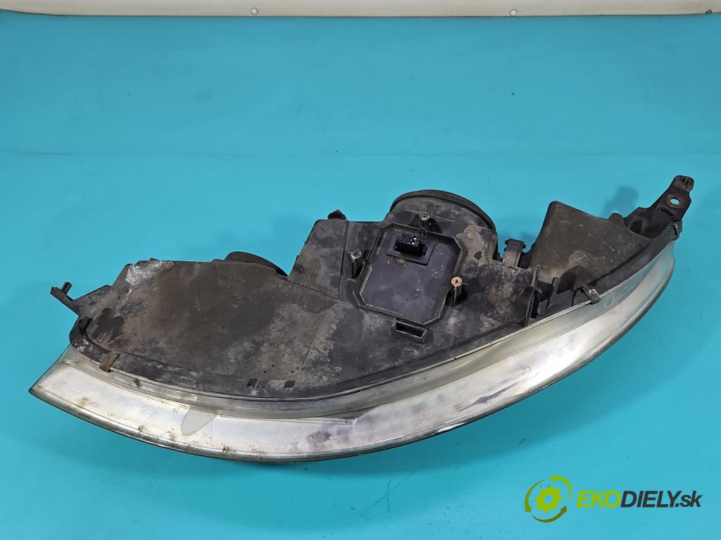Peugeot 407 2.2 16V 158 HP manual 116 kW 2230 cm3 5- Reflektor: pravý 0301213272 (Svetlo predné pravé)