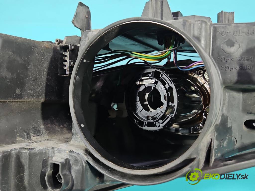 Peugeot 407 2.2 16V 158 HP manual 116 kW 2230 cm3 5- Reflektor: pravý 0301213272 (Svetlo predné pravé)