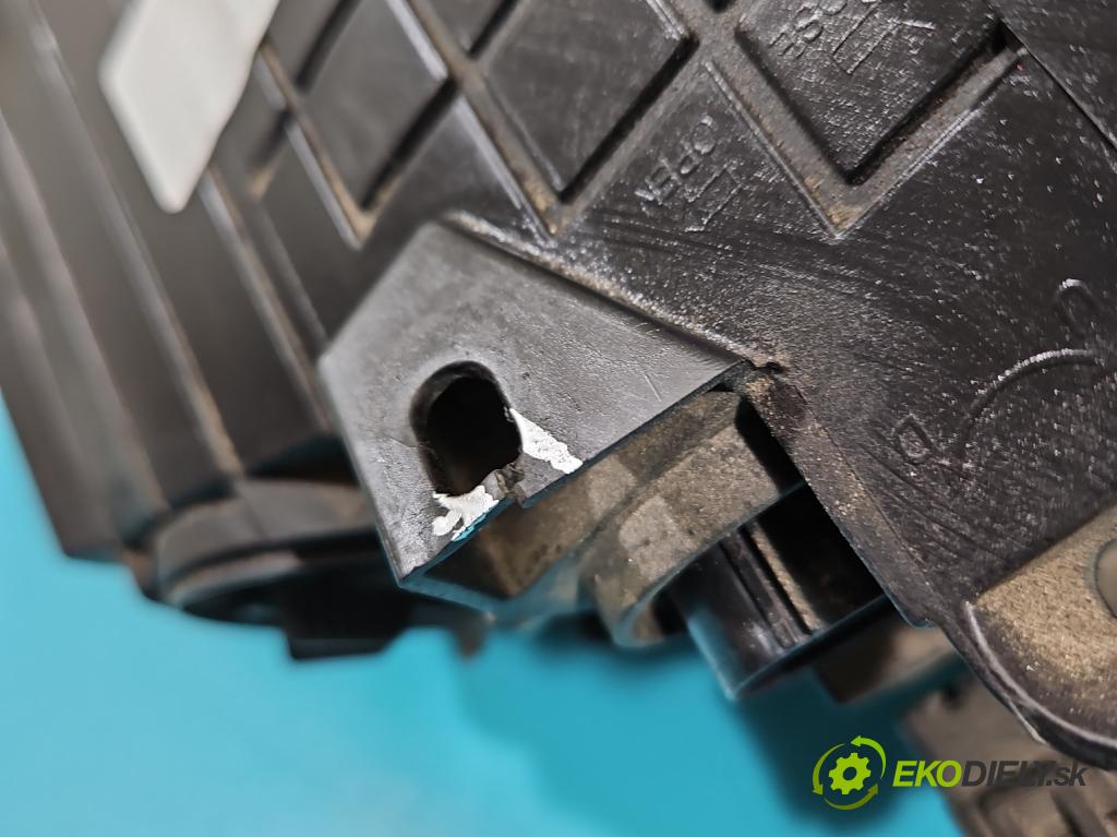 Hyundai I40 1.7 crdi 136 HP manual 100 kW 1685 cm3 5- Reflektor: pravý  (Svetlo predné pravé)