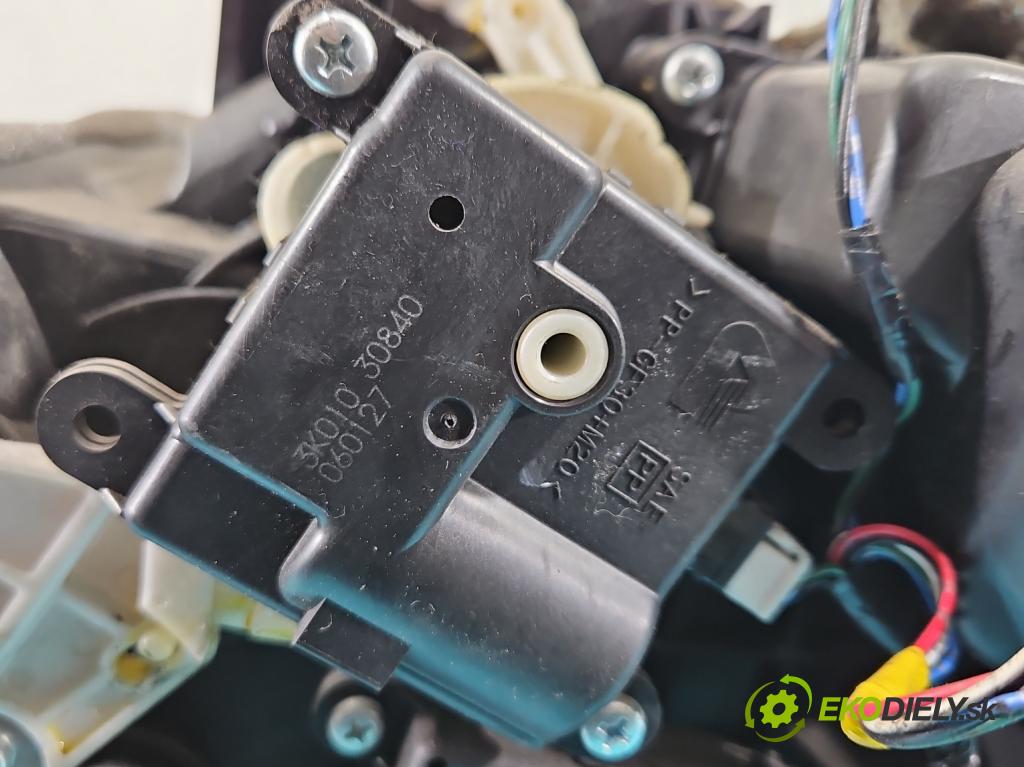 Infiniti FX I 2003-2008 3.5 V6 280KM automatic 206 kW 3498 cm3 5- radiátor 27110-CG084 (Radiátory topení)