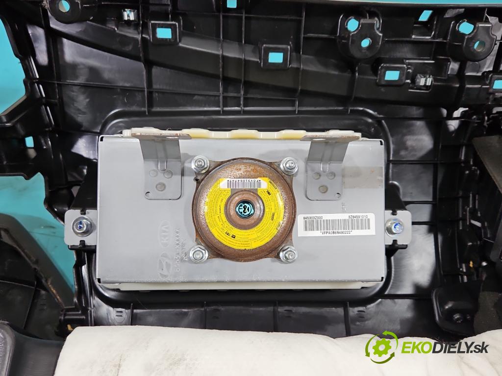 Hyundai I40 1.7 crdi 136 HP manual 100 kW 1685 cm3 5- kokpit,pristrojová doska rozdeľovacia
