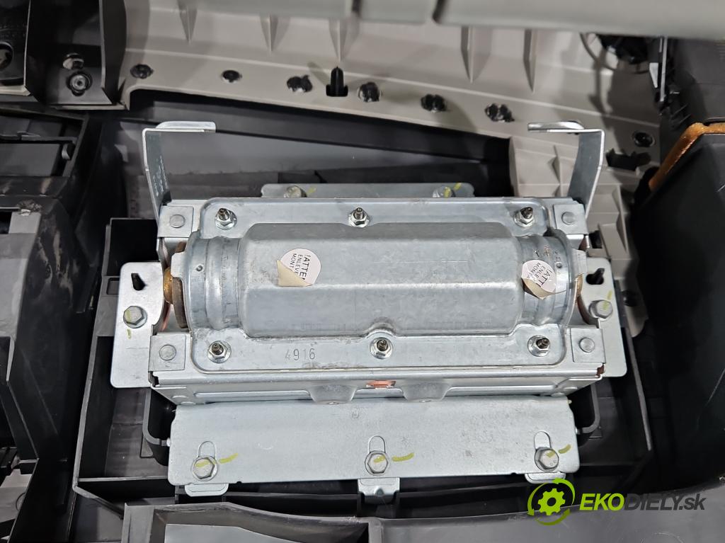 Renault Modus 1.4 16V 98 HP manual 72 kW 1390 cm3 5- kokpit,pristrojová doska rozdeľovacia
