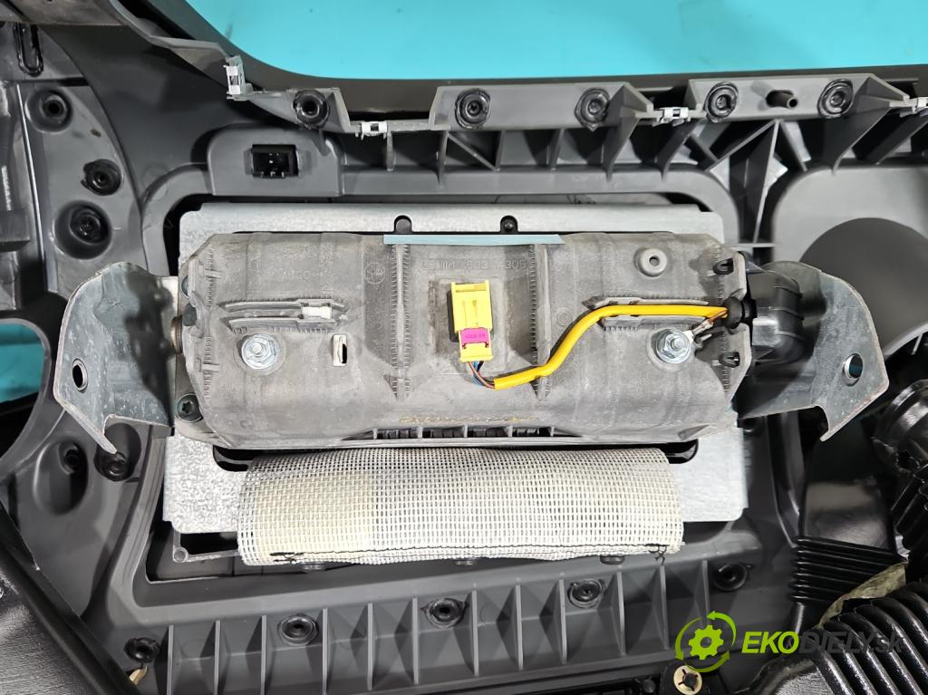 Seat Toledo III 2004-2009 1.6 SR 102 HP manual 75 kW 1595 cm3 5- kokpit,pristrojová doska rozdeľovacia