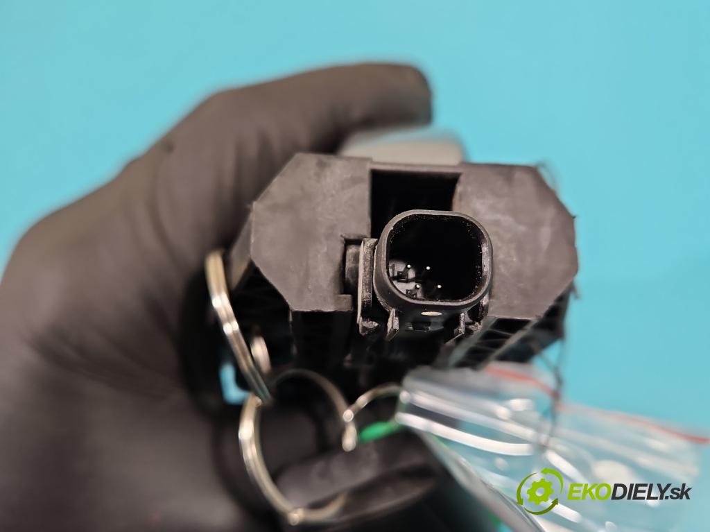 Skoda Karoq 2017- 1.5 TSI 150 HP automatic 110 kW 1498 cm3 5- rukoväť predné ľavé mimo:  (Kľučka dverí vonkajšia predná ľavá)