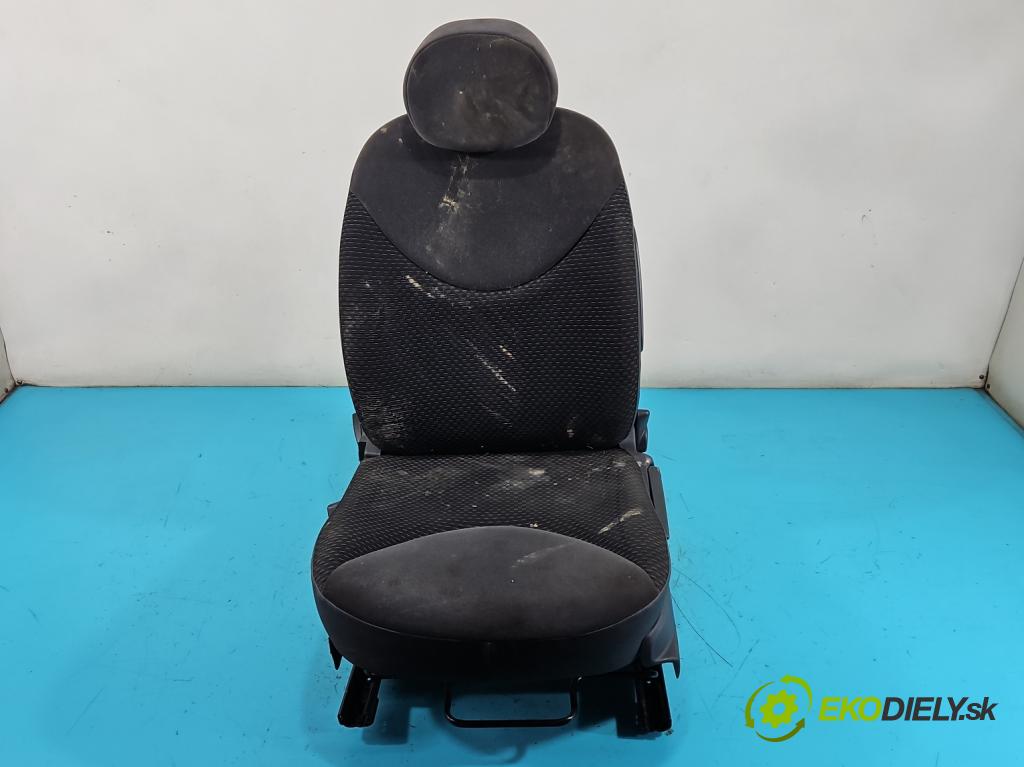 Citroen C2 1.1 8V 60 HP manual 44 kW 1124 cm3 3- Sedačka ľavý  (Sedadlo)