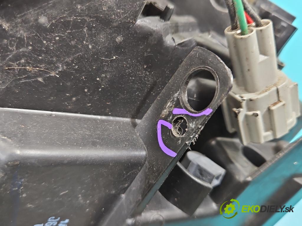 Nissan Juke I 2010-2019 1.2 T 116 HP manual 85 kW 1197 cm3 5- Reflektor: pravý  (Svetlo predné pravé)