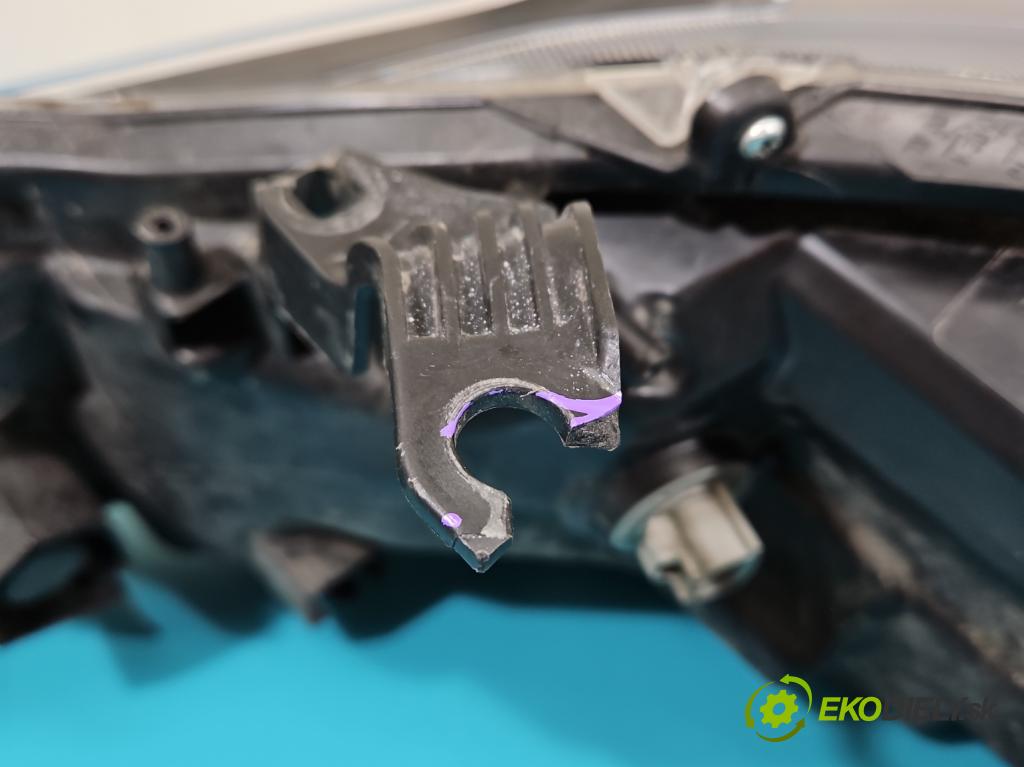 Toyota Corolla E21 2019- 1.8 16V 98 HP automatic 72 kW 1798 cm3 4- Reflektor: pravý  (Svetlo predné pravé)