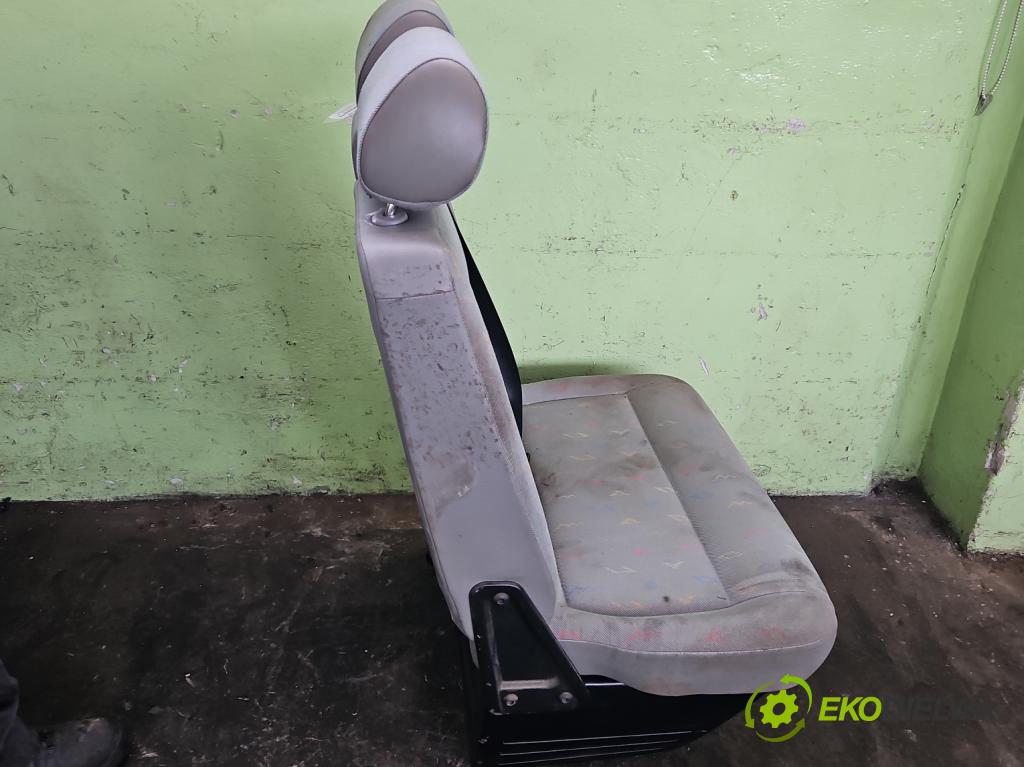 Vw Transporter T5 2003-2015 1.9 tdi 105 hp manual 77 kW 1896 cm3 5- Sedadlo pravý  (Sedačky, sedadla)