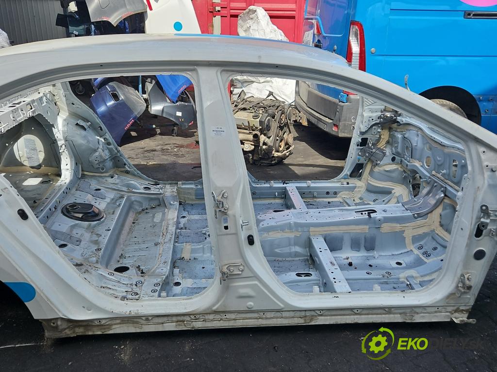 Toyota Corolla E21 2019- 1.8 16V 98 HP automatic 72 kW 1798 cm3 4- Práh: pravý  (Karoséria ostatné)