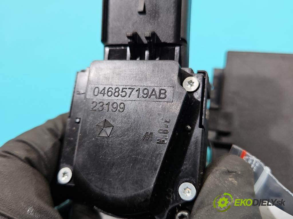 Jeep Grand cherokee WK 2004-2010 3.7 V6 211KM automatic 155 kW 3701 cm3 5- Spínačka 05026185AF (Spínacia skrinka)