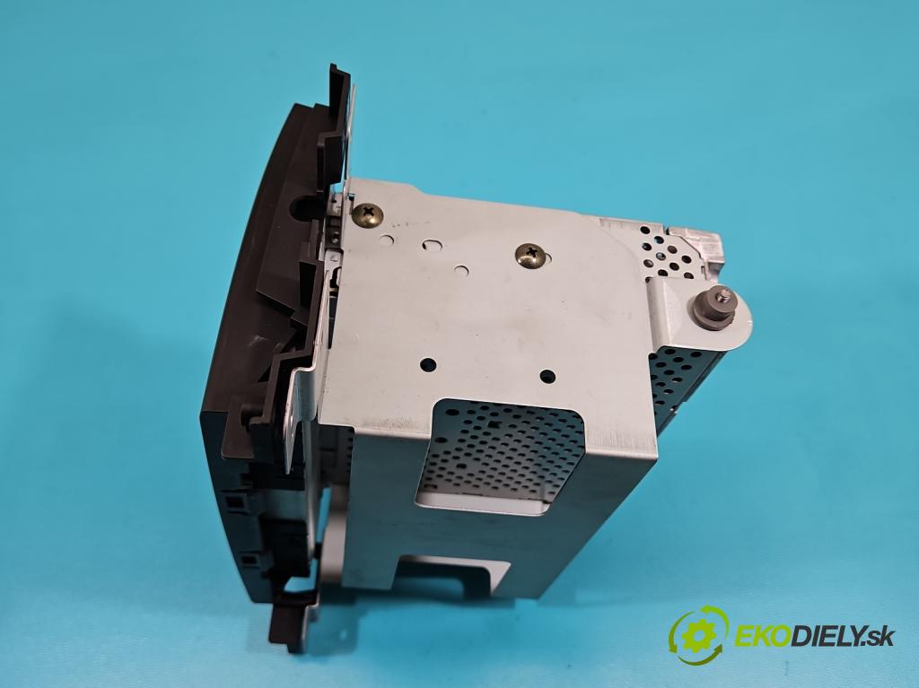 Suzuki Grand Vitara II 2005-2014 2.0 16V 140 HP manual 103 kW 1995 cm3 5- Radio originál