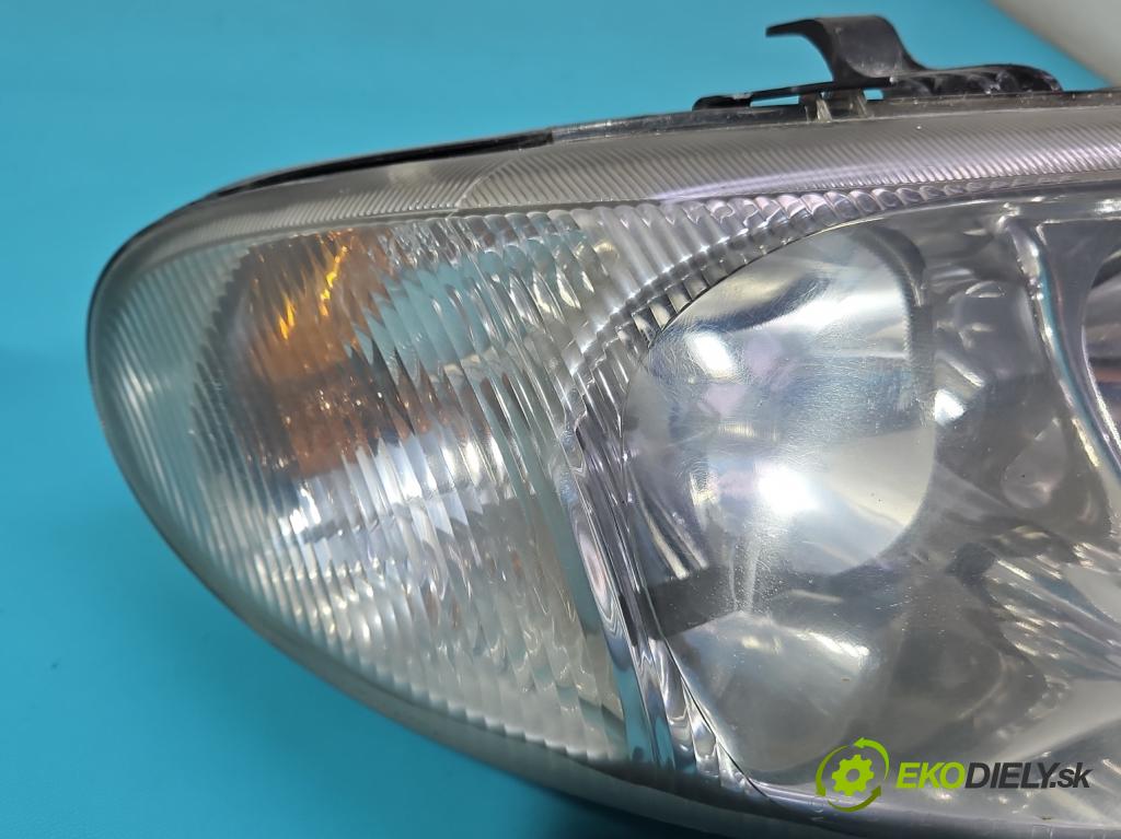 Chrysler Voyager IV 2000-2007 2.5 crdi 143 HP manual 105 kW 2499 cm3 5- Reflektor: pravý  (Svetlo predné pravé)