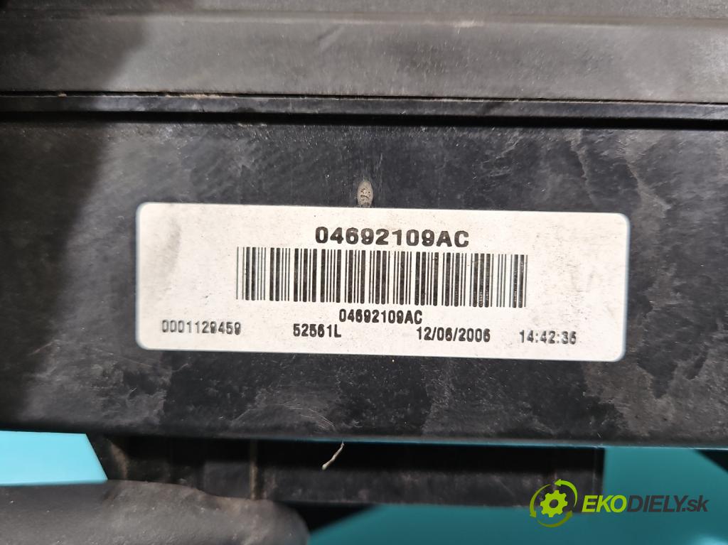Jeep Grand cherokee WK 2004-2010 3.7 V6 211KM automatic 155 kW 3701 cm3 5- skrinka poistka 04692109AC (Poistková skrinka)