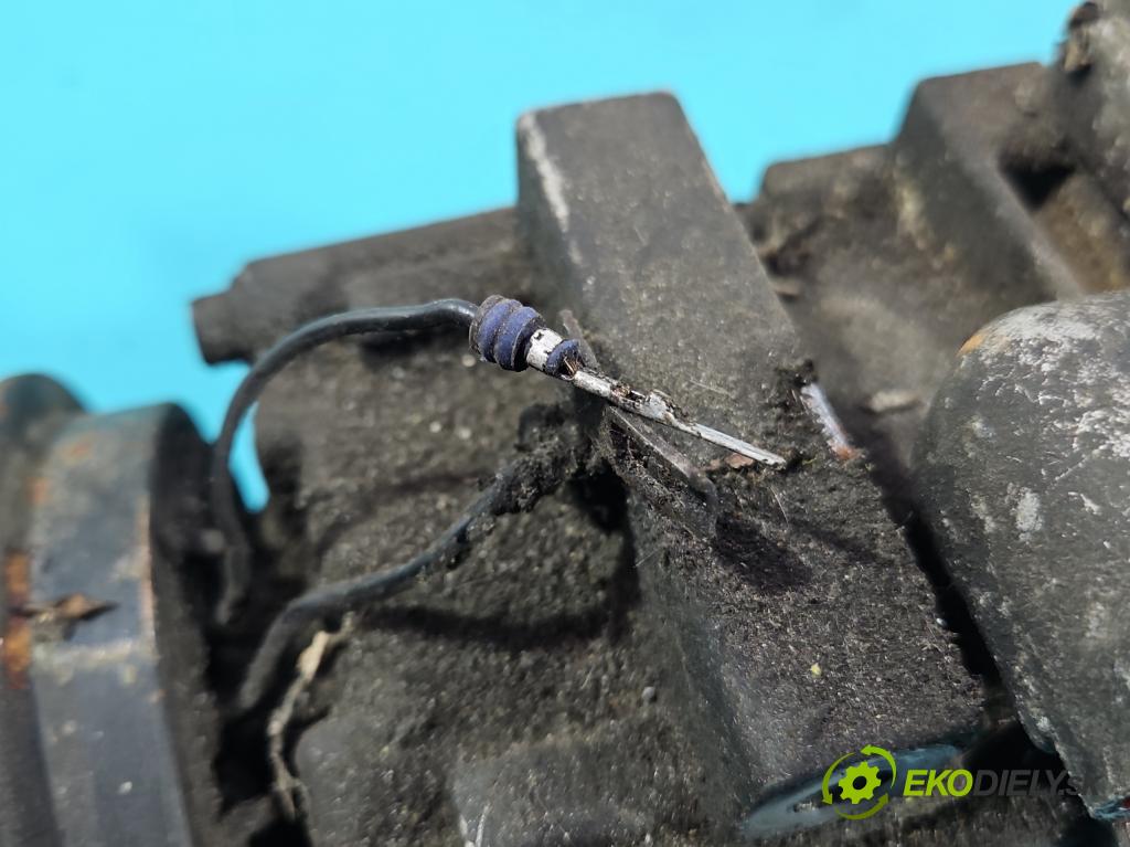 Hyundai Trajet 2.0 16V 136 HP manual 100 kW 1997 cm3 5- Kompresor: klimatizácie  (Kompresor klimatizácie)