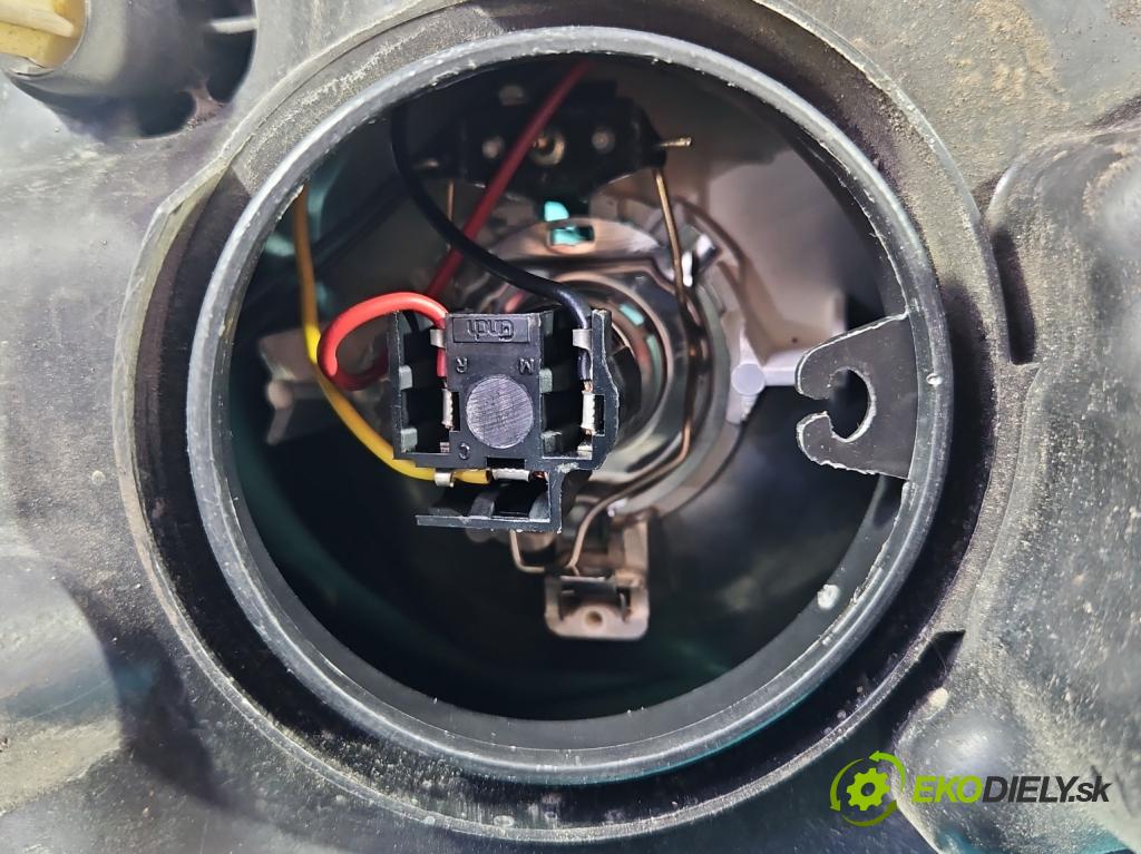 Peugeot 1007 1.4 hdi 68 HP manual 50 kW 1398 cm3 3- Reflektor: pravý 9644997180 (Svetlo predné pravé)