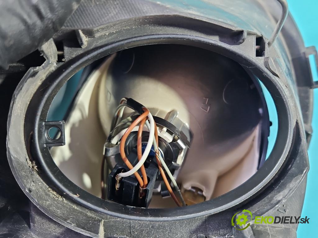 Audi A3 8P 2003-2012 1.4 TFSI 125 HP manual 92 kW 1390 cm3 5- Reflektor: pravý 8P0941004K (Svetlo predné pravé)