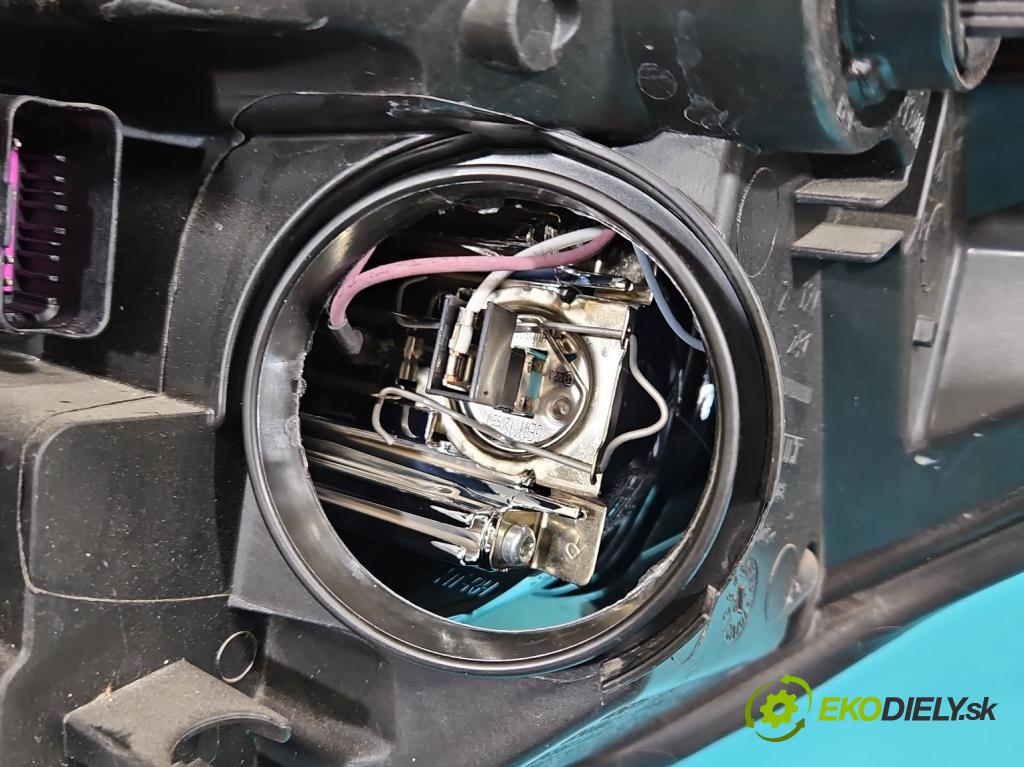 Renault Clio IV 2012-2020 1,2.0 16V 75 HP manual 55 kW 1149 cm3 5- Reflektor: pravý 260103127R (Svetlo predné pravé)