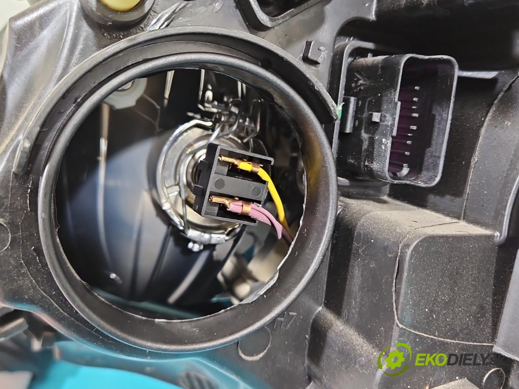 Renault Clio IV 2012-2020 1,2.0 16V 75 HP manual 55 kW 1149 cm3 5- Reflektor: pravý 260103127R (Svetlo predné pravé)