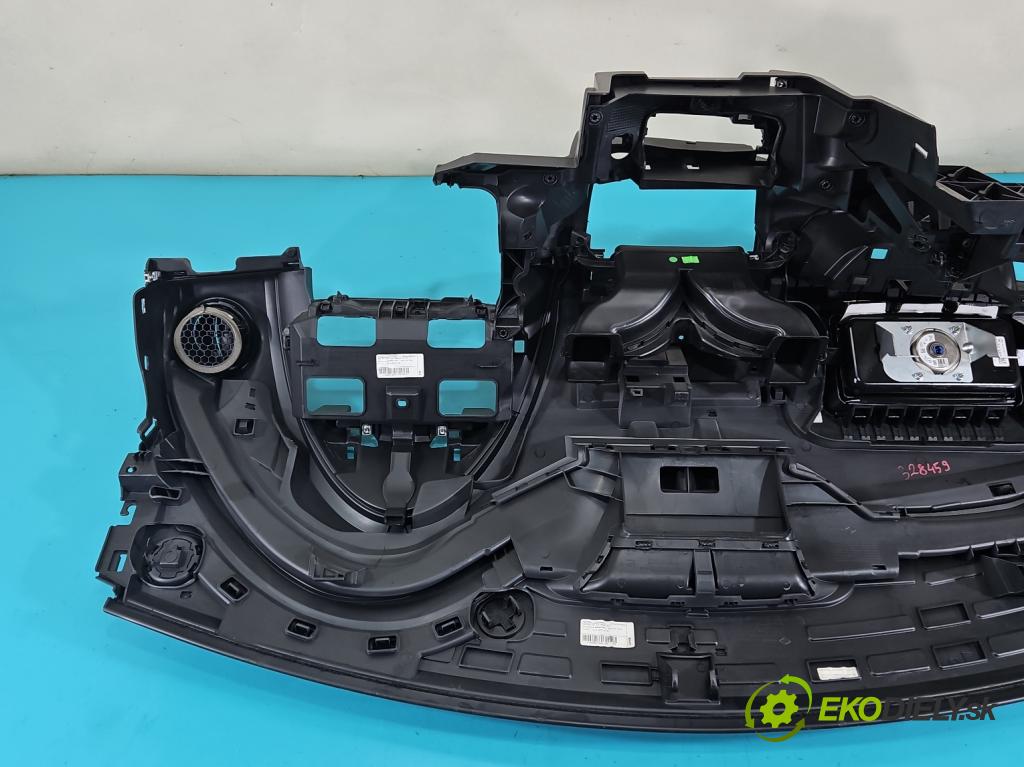 Renault Clio IV 2012-2020 1.1 16V 75 HP manual 55 kW 1149 cm3 5- kokpit,pristrojová doska rozdeľovacia