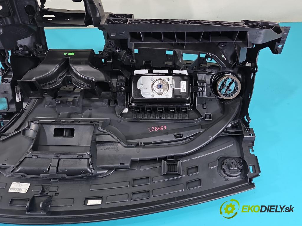 Renault Clio IV 2012-2020 1.1 16V 75 HP manual 55 kW 1149 cm3 5- kokpit,pristrojová doska rozdeľovacia