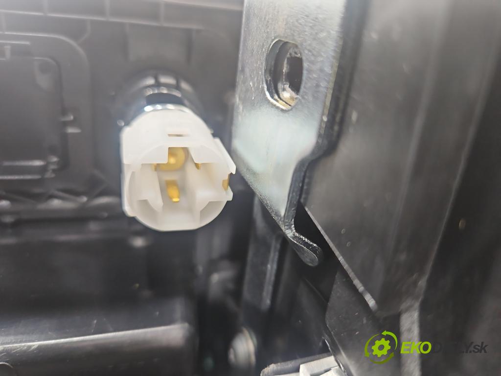 Jaguar XE X760 2015-2024 2.0d 179KM automatic 132 kW 1999 cm3 4- loketní opěrka  (Loketní opěrka)