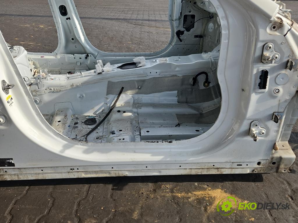 Jaguar XE 2015-2024 2.0d 179KM automatic 132 kW 1999 cm3 4- práh pravý  (Ostatní)