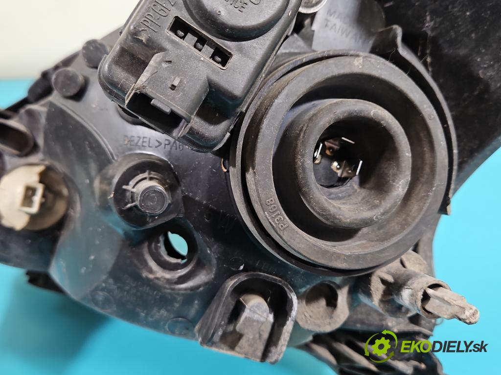 Toyota Aygo 2005-2014 1.0 VVTi 68 HP manual 50 kW 998 cm3 5- Reflektor: pravý  (Svetlo predné pravé)